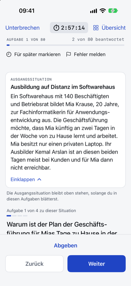 App-Screen Probeprüfung: Uhr oben bei 2:57:14, aufgeklappte Ausgangssituation „Ausbildung auf Distanz im Softwarehaus“ und darunter die erste Aufgabe zu dieser Situation.